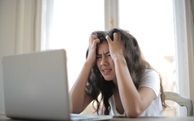 La frustración del tropiezo : la importancia de aceptar y amar nuestras derrotas en el proceso de emprender, hacen que al final no lo sean.